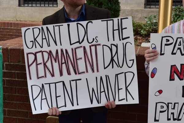 10-14-2015-ldc-waiver-protest-ustr-04.jpg